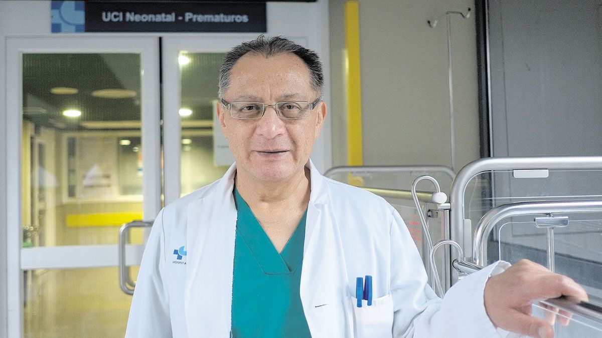 El responsable del servicio de Cirugía Pediátrica del Hospital de León, Erick Ardela. | DANIEL MARTÍN
