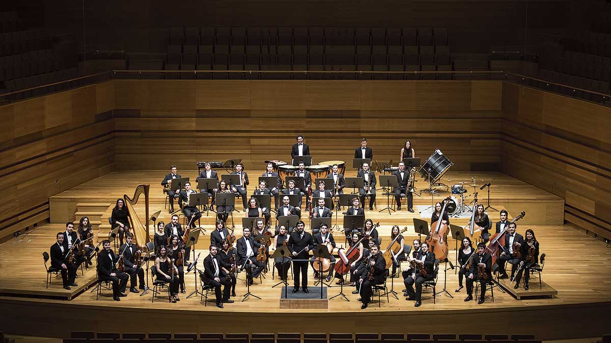 La Orquesta Filarmónica de Valladolid, bajo la dirección de Ernesto Monsalve, protagoniza este sábado en el Auditorio el Concierto de Año Nuevo. | L.N.C.