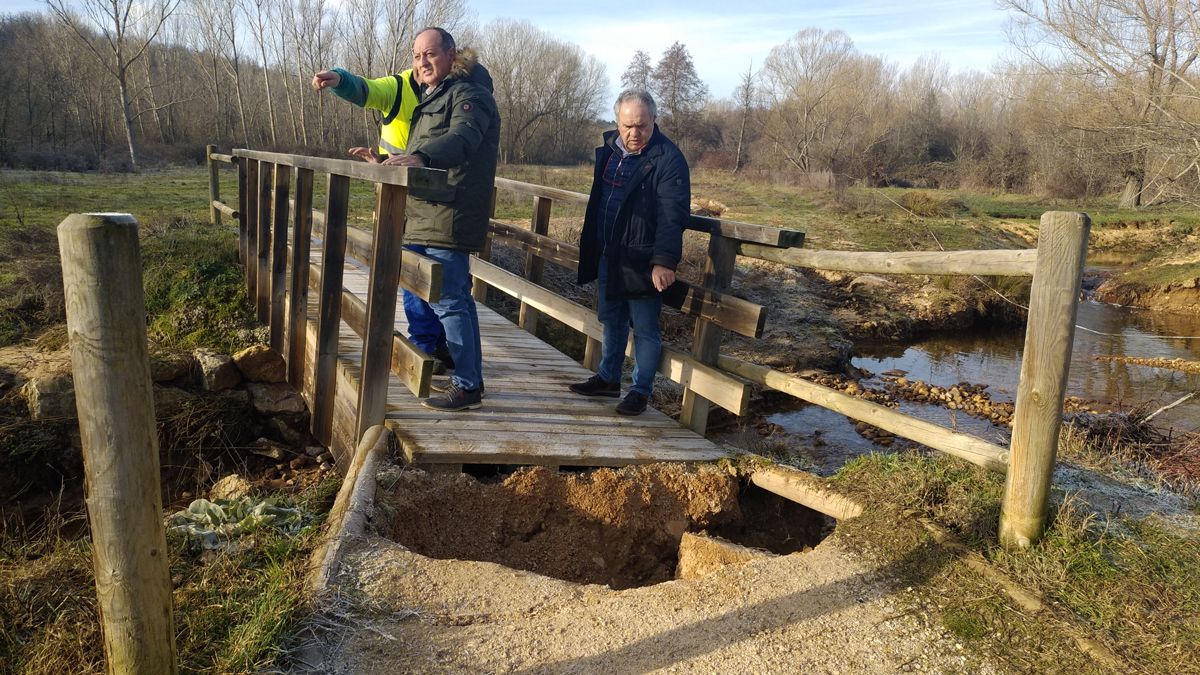 Los dos concejales, en un paso superior sobre el arroyo muy dañado por las avenidas de hace días. | L.N.C.