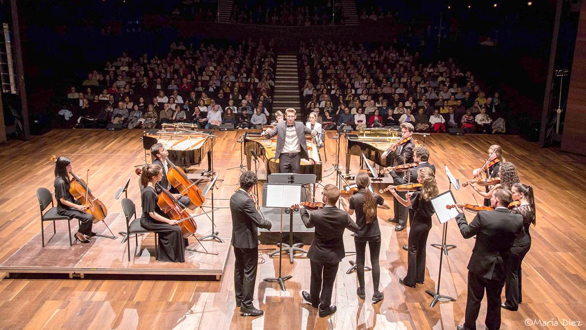 Jorge Yagüe dirige al Ensemble Galilei en el Auditorio de León. | MARÍA DÍEZ