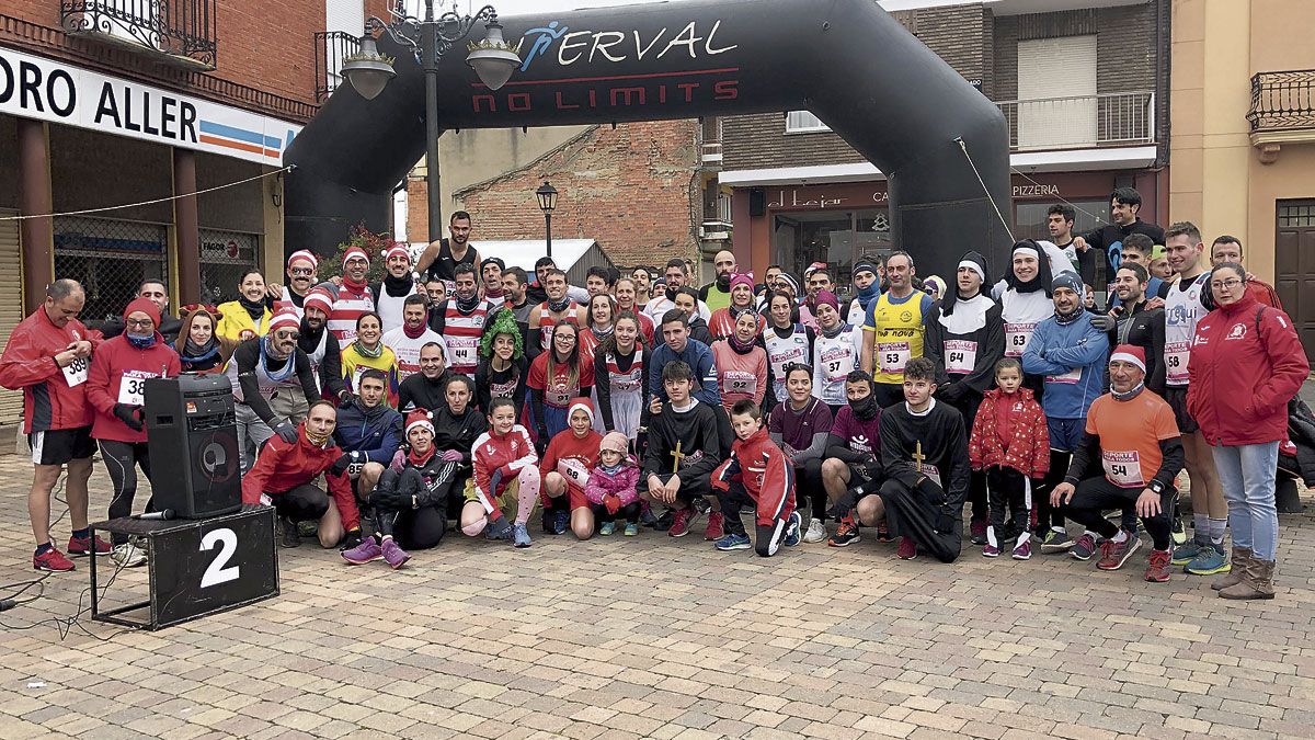 Foto de familia de los corredores y organización del Cross de Reyes. | P. FERRERO