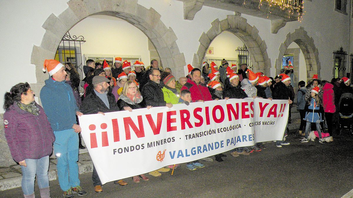 Un momento de la concentración celebrada este sábado frente al Ayuntamiento de Villamanín. | E. NIÑO