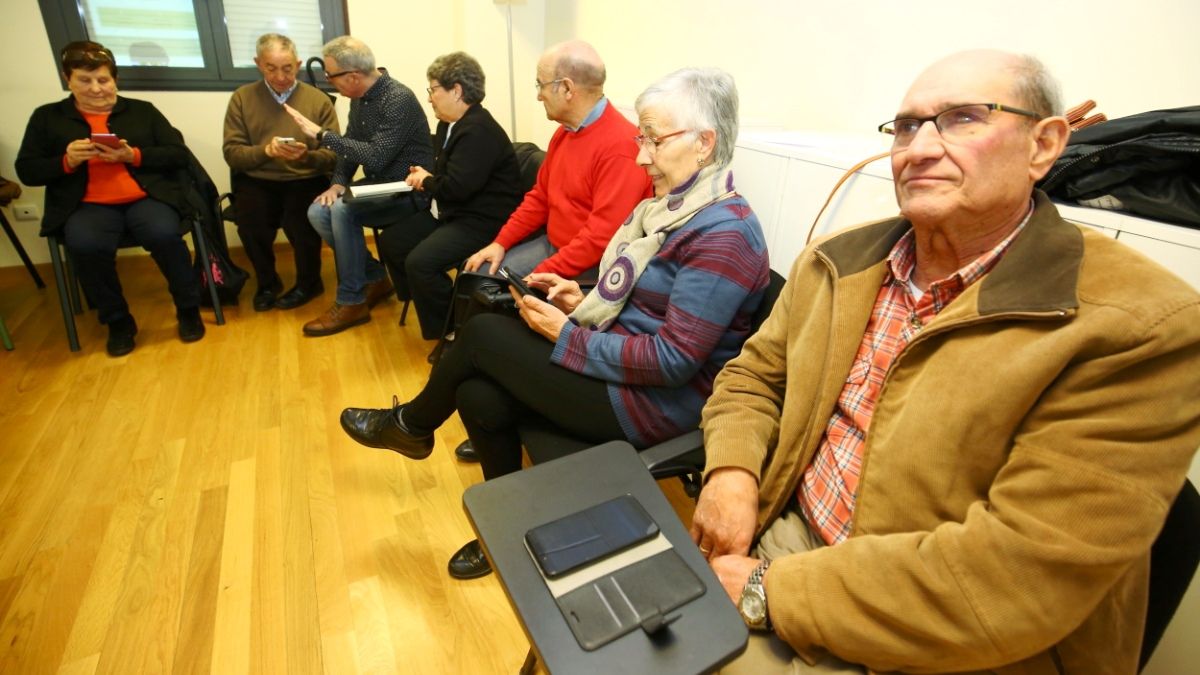 Participantes del programa de formación Expert Click, que forma apersona mayores en el uso de nuevas tecnologías, en el municipio berciano de Cubillos del Sil.| C.S. (Ical)