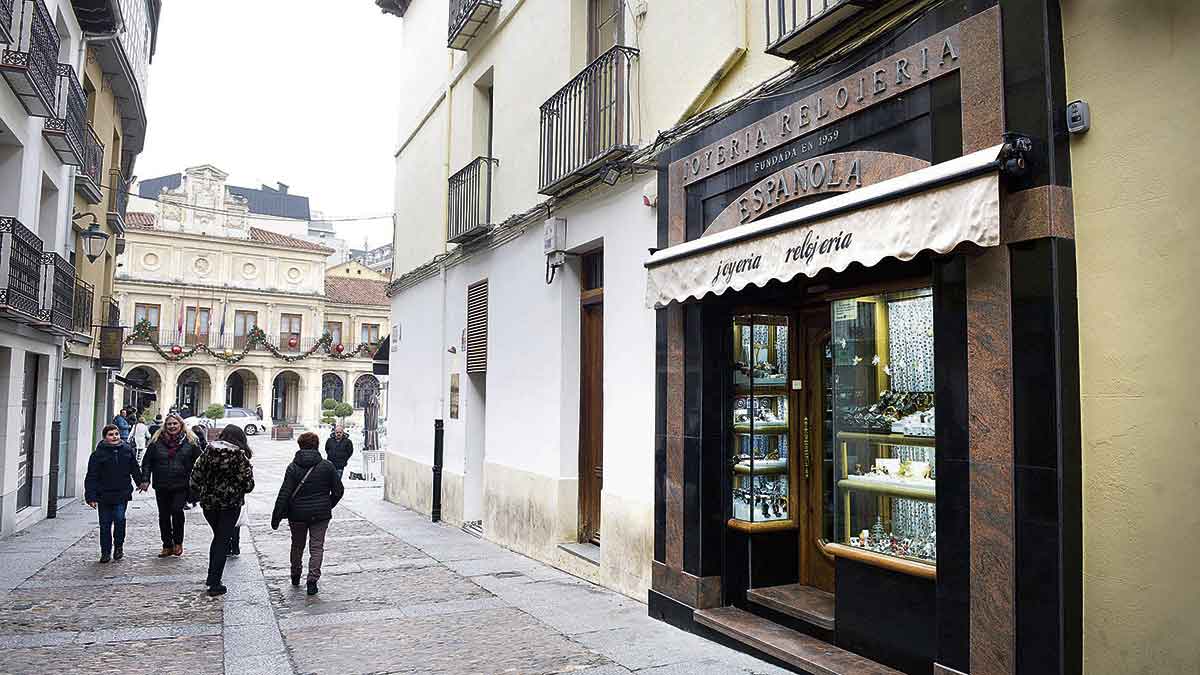 Pocos son los leoneses que no han pasado por esta pequeña calle que llega a la clásica de La Rúa. | MAURICIO PEÑA Pocos son los leoneses que no han pasado por esta pequeña calle que llega a la clásica de La Rúa. | MAURICIO PEÑA