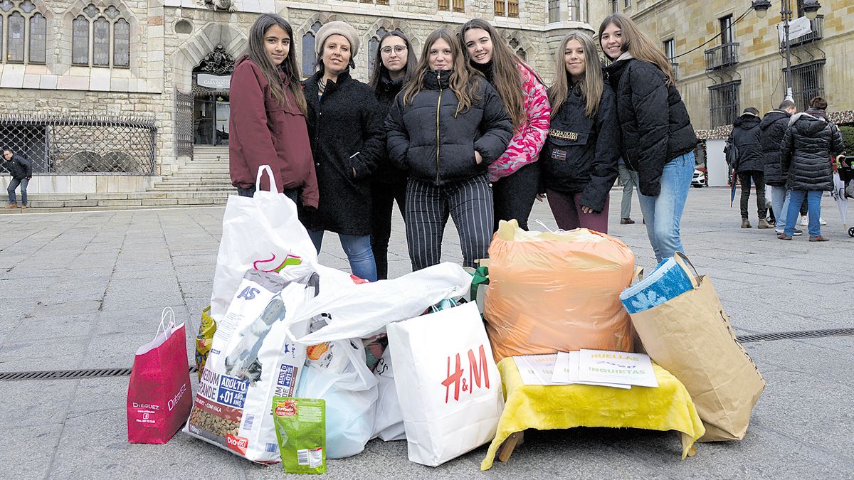Un grupo de jóvenes de ‘Huellas Inquietas’ junto a Nélida de Andrés recogiendo mantas en Botines. | MAURICIO PEÑA