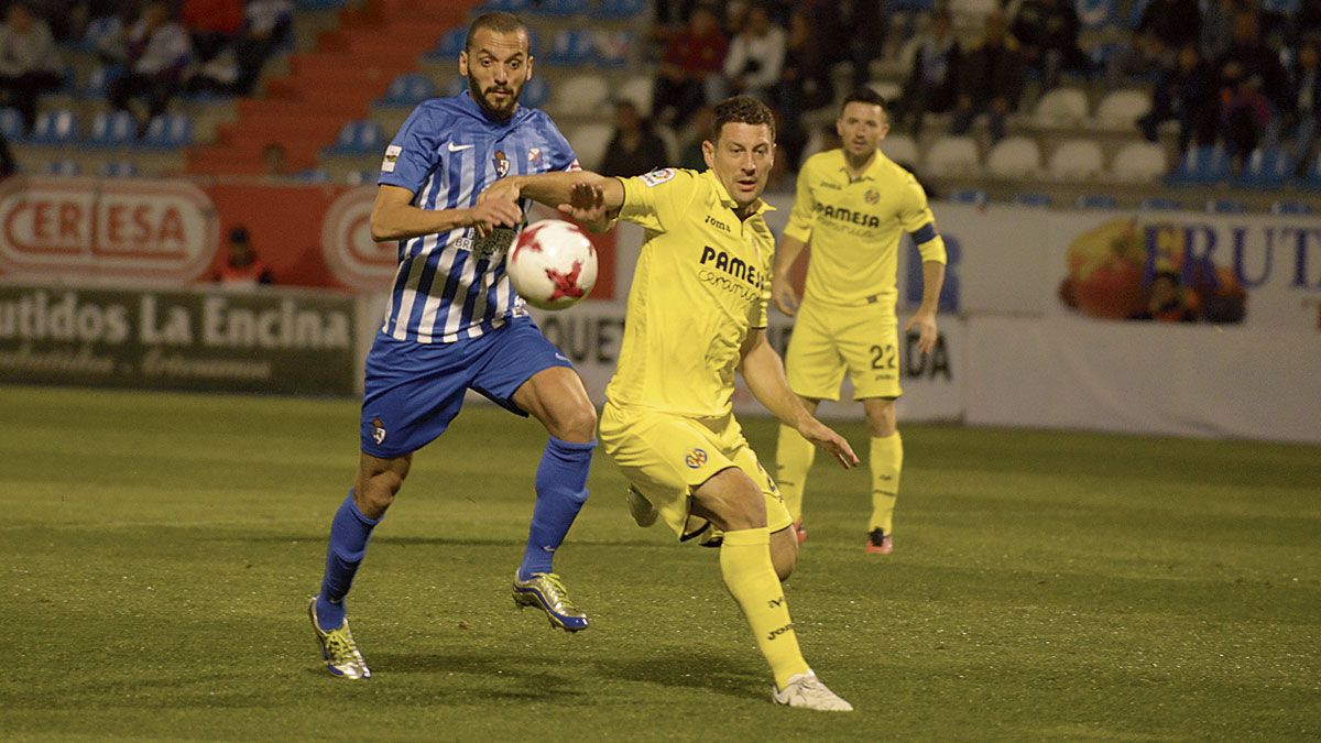 Yuri pelea un balón en el último cruce con un Primera, el Villarreal. | MAURICIO PEÑA