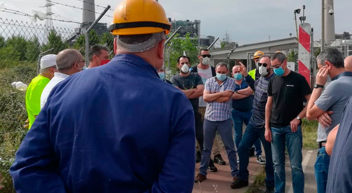 La última de las concentraciones efectuadas a las puertas de la central de Compostilla | L.N.C.