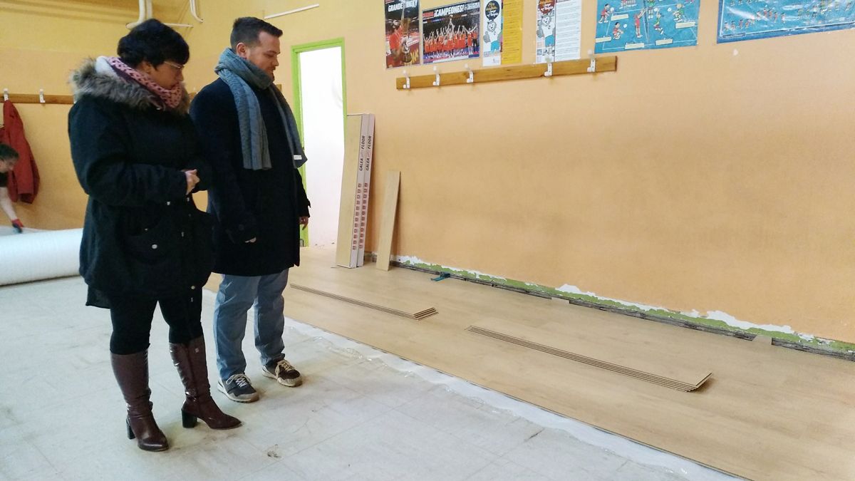 Camino Cabañas y Alejandro Gallego visitan una de las aulas en las que se ha cambiado el suelo. | L.N.C.