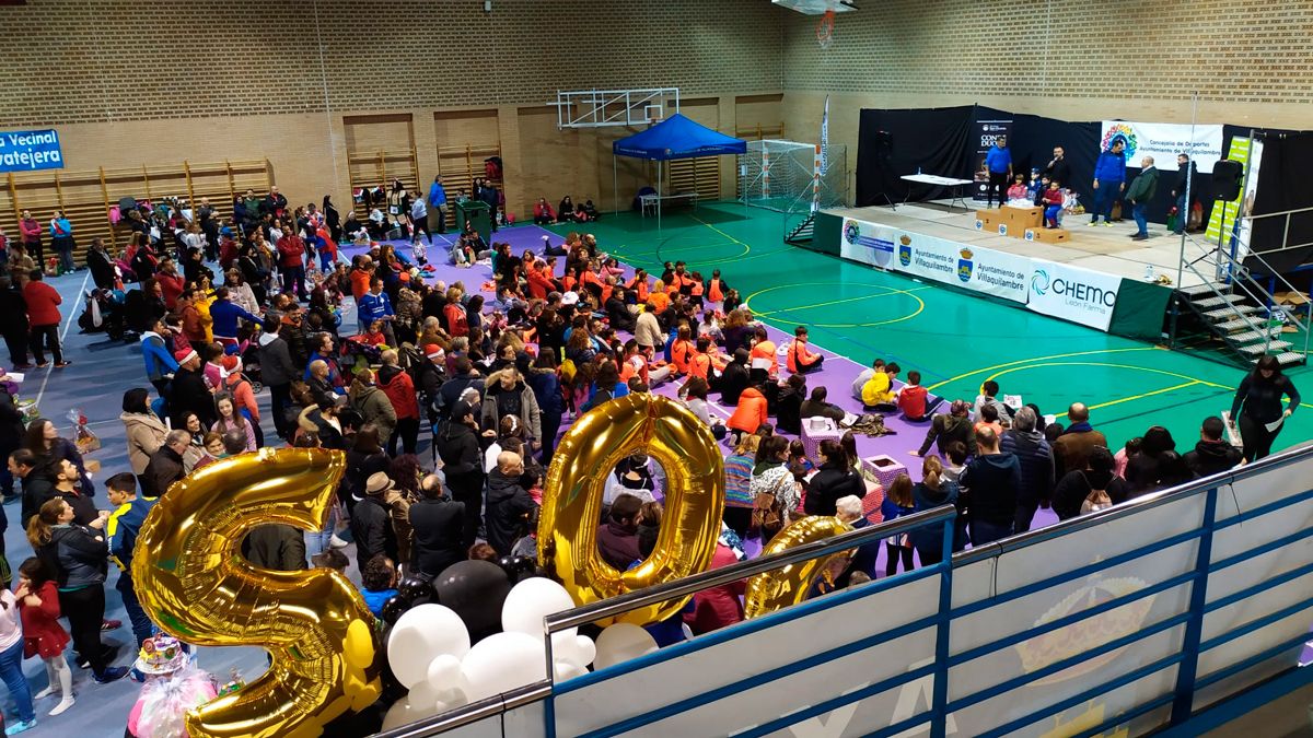 La Nochevieja Party Junior celebrada en el polideportivo de Navatejera. | L.N.C.