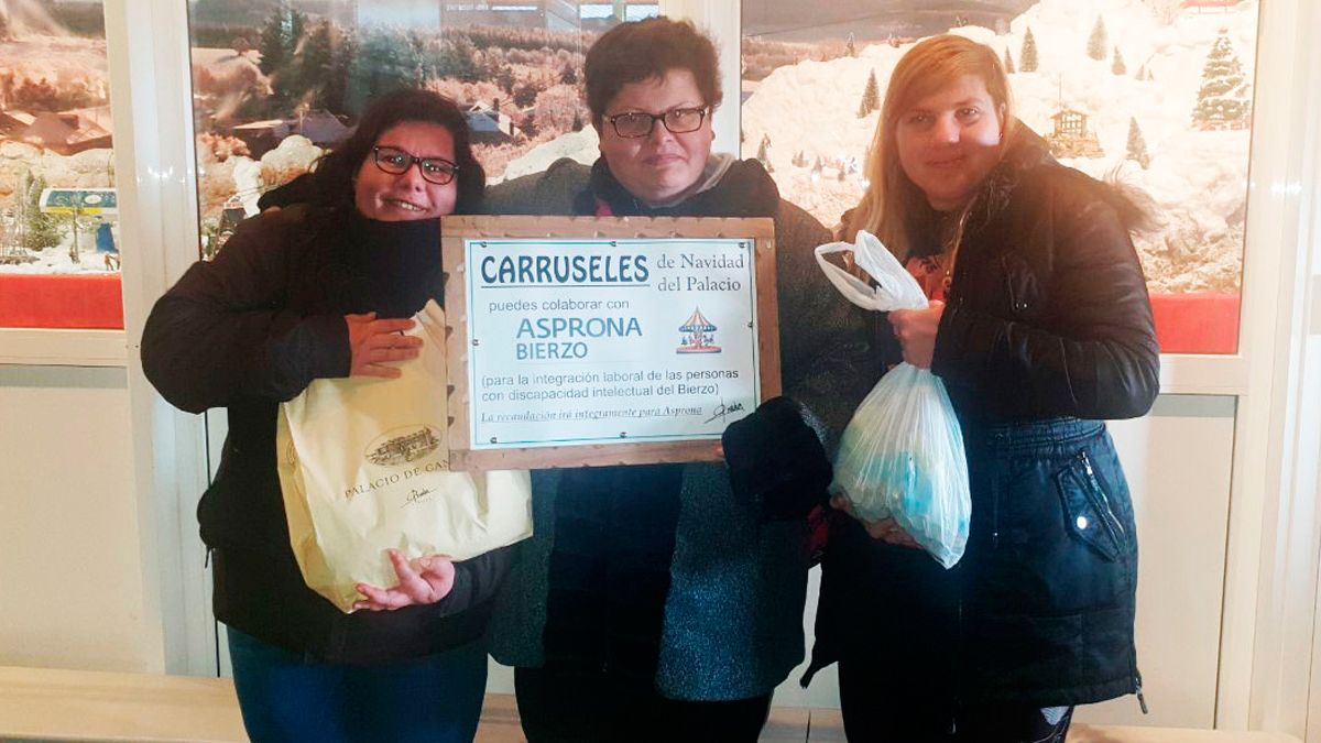 Recogida del donativo por parte de Beatriz, Josefina y Verónica de Asprona Bierzo.