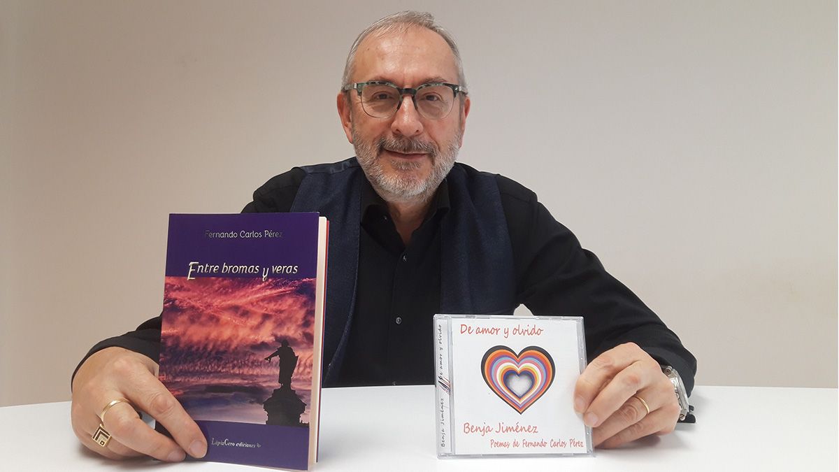 El poeta Fernando Carlos Pérez con el libro y el disco 'De amor y olvido' de Benja Jiménez, del que es autor de las letras. | L.N.C.