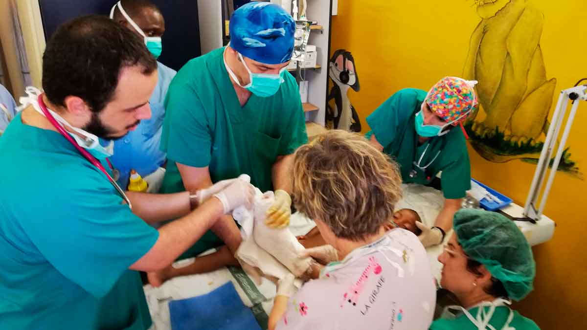 Parte del equipo de profesionales del Hospital de León interviene en una cura a un niño en Guinea Bissau en el viaje que realizaron el año pasado. | L.N.C.