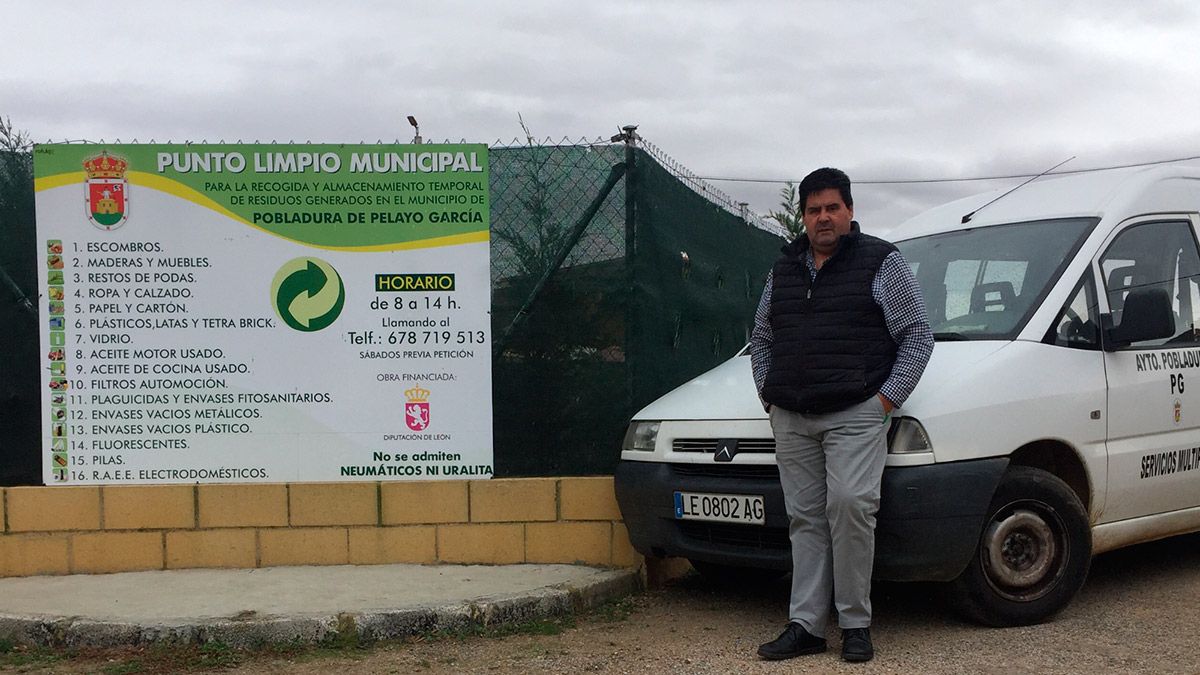 José Ángel Sánchez, alcalde de Pobladura, junto al Punto Limpio, un proyecto de referencia en la provincia. | L.N.C.