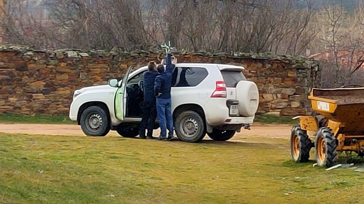 Técnicos de la gestora realizando mediciones, este jueves en Santa Colomba de Somoza.