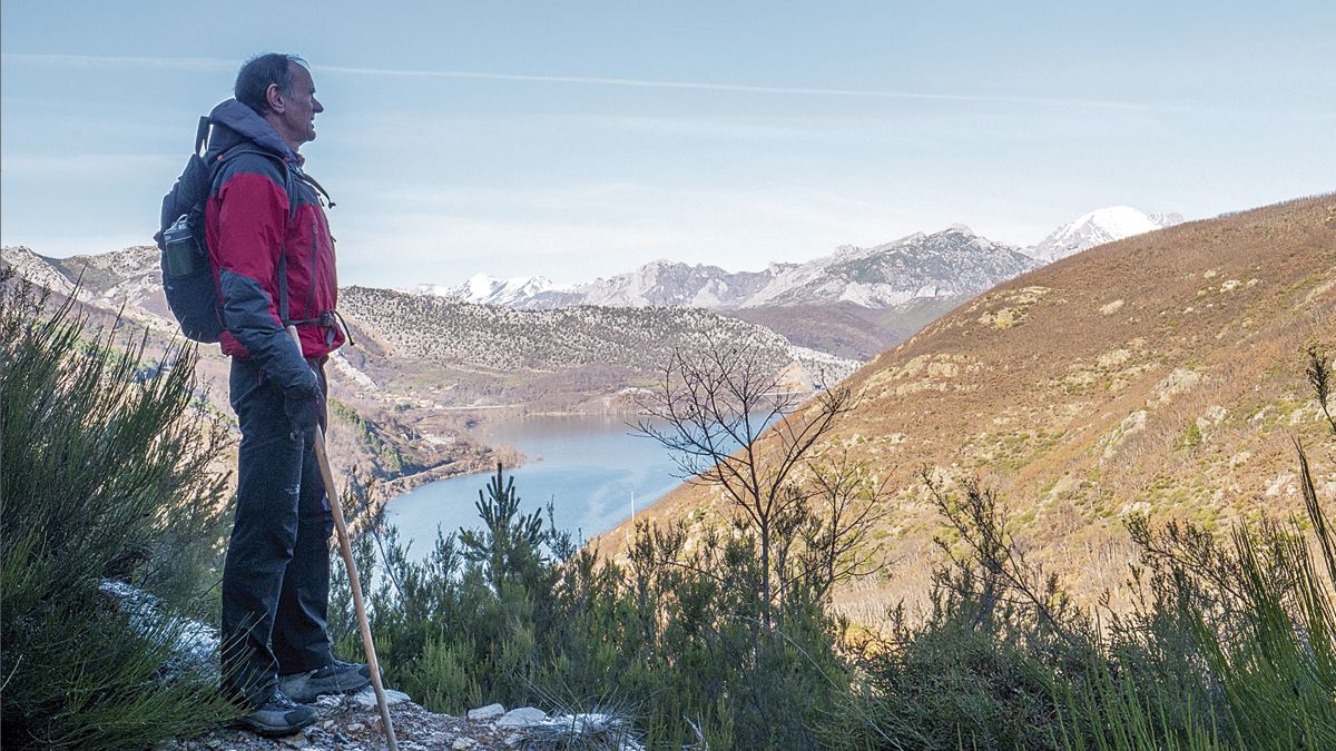 Subiendo hacia la collada con vistas al pantano y Ubiña. | VICENTE GARCÍA