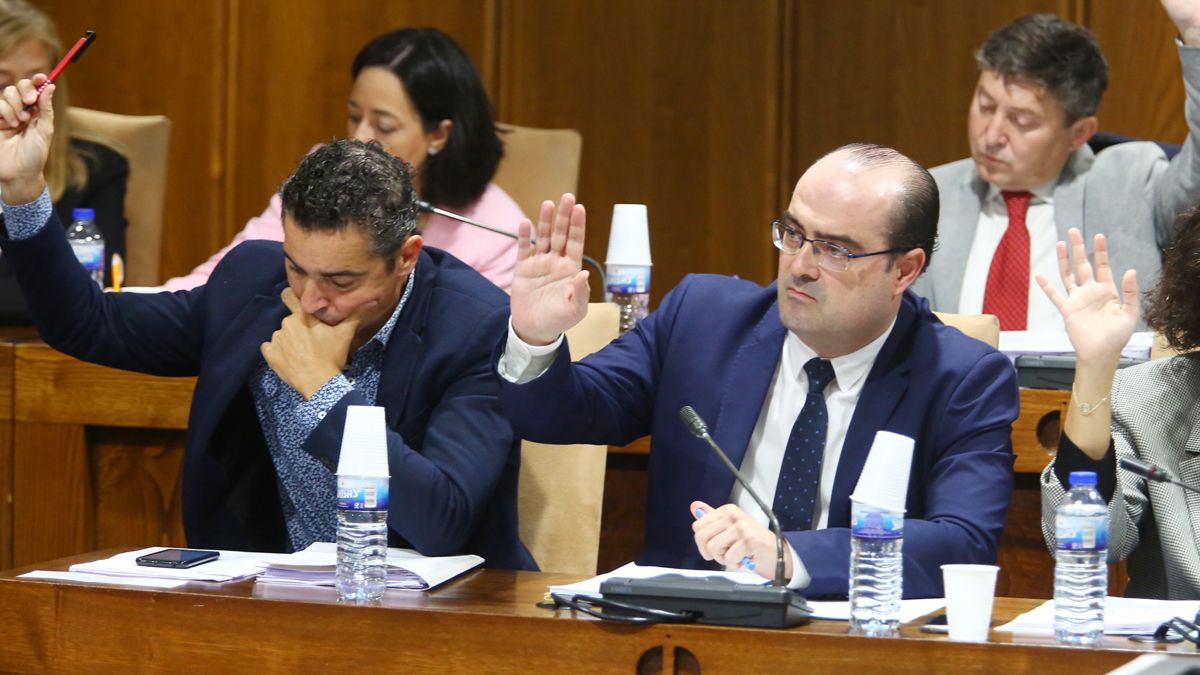 Los concejales del PP Roberto Mendo y Marco Morala en un pleno. |  Ical