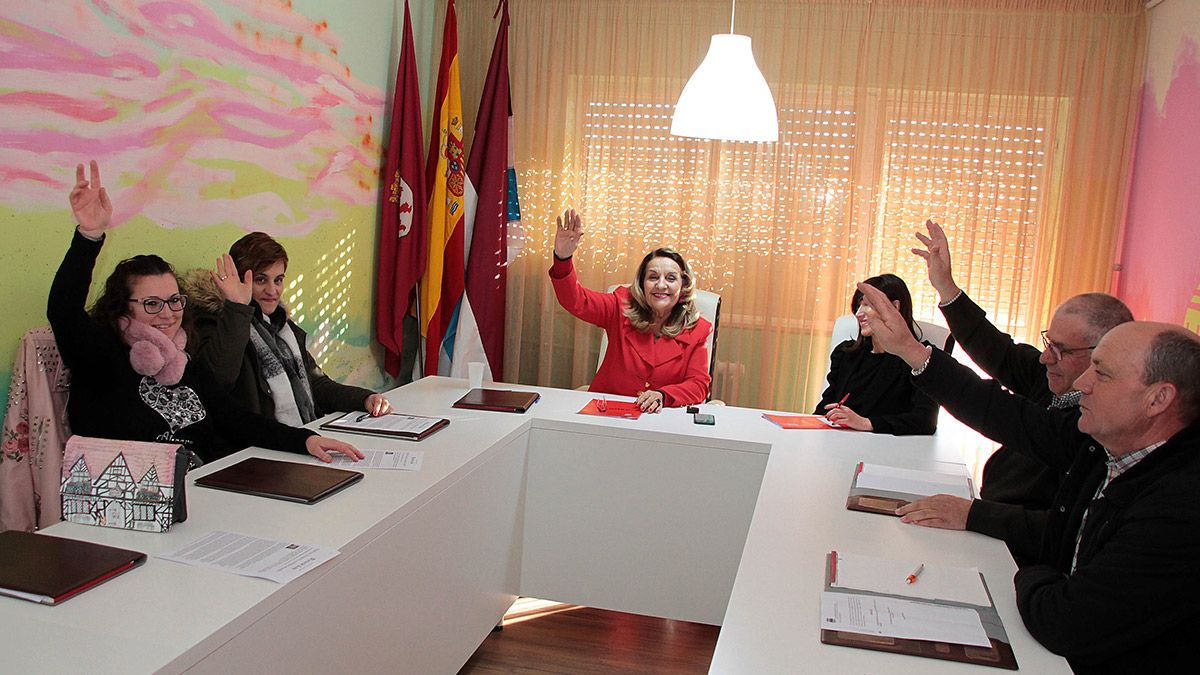 Los concejales del PSOE en Urdiales del Páramo, únicos asistentes al pleno, votando a favor de la autonomía. | ICAL