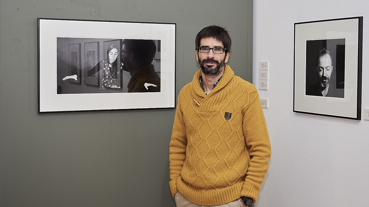 El artista Pablo Basagoiti ante dos de las fotografías que actualmente expone en la galería de arte Espacio_ E. | VICENTE GARCÍA