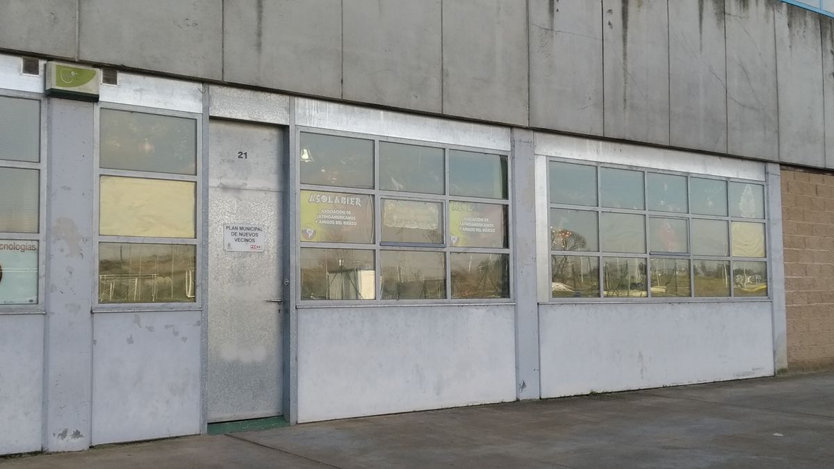 Fachada de la sede de Asolabier, con parte de las ventanas tapadas con papel de estraza. | M.I.