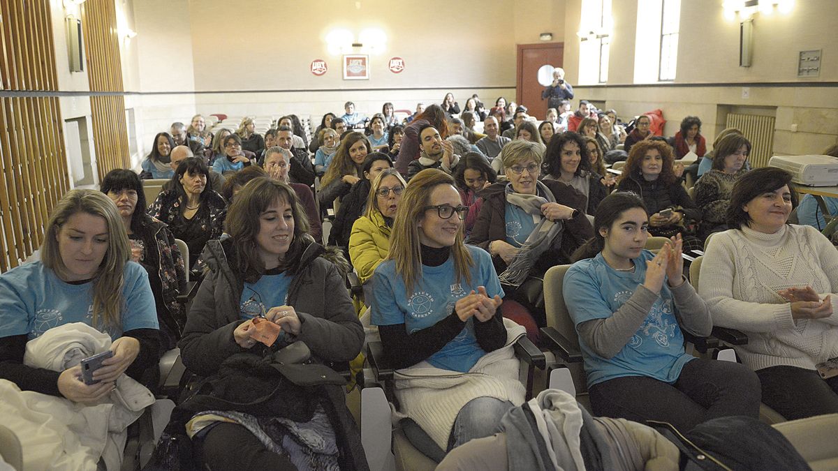 El salón de actos de La Casa del Pueblo de UGT en León acogió durante toda la mañana de este sábado una jornada por la inclusión. | MAURICIO PEÑA