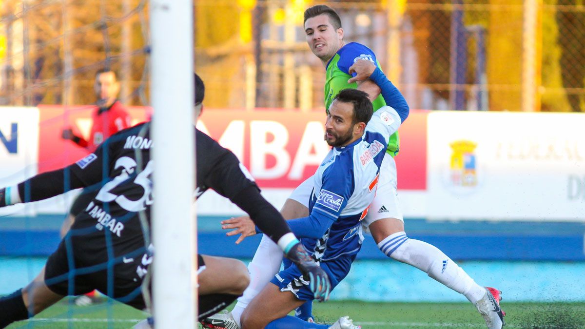 Isi cae derribado ante Dani Palomares durante el partido en Zaragoza. | IRINA RH