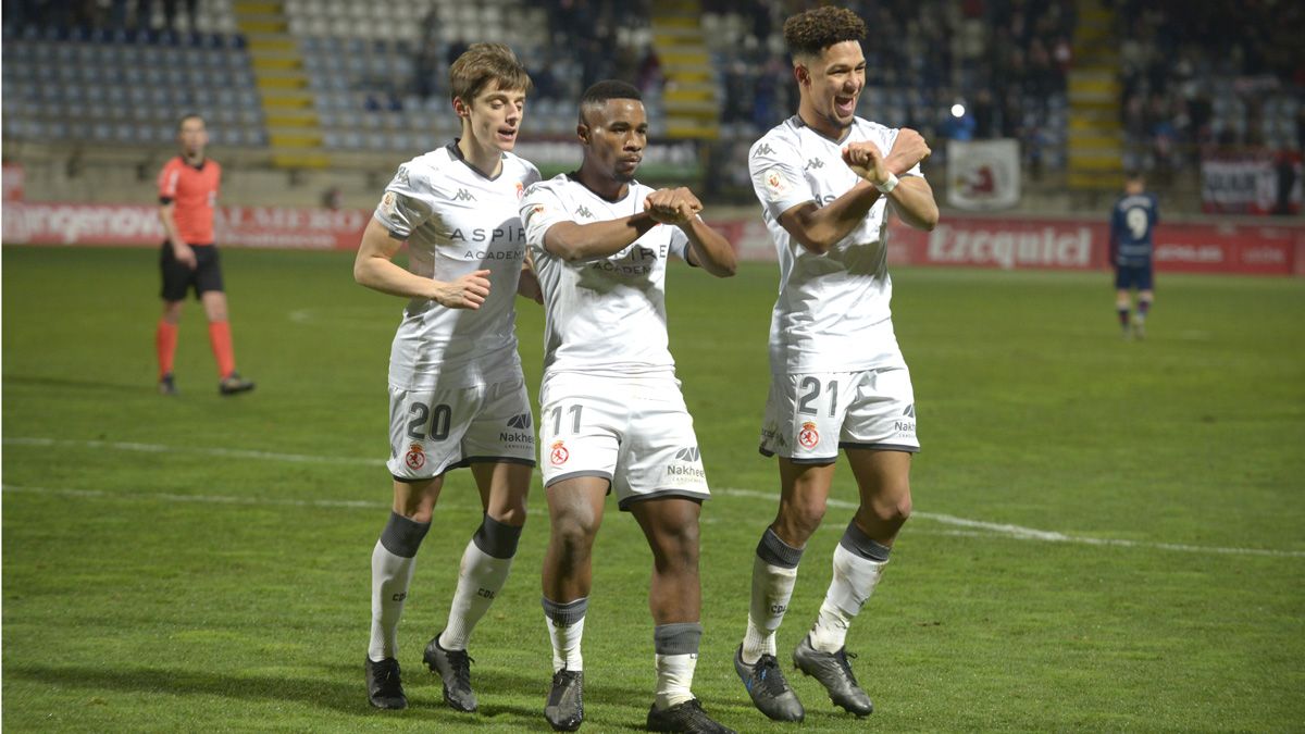 Luque, Kawaya y Virgil celebran el gol de la remontada. | MAURICIO PEÑA