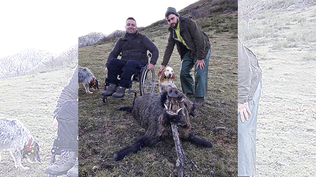 Tachi con un amigo y el jabalí que abatió en los montes de Valdelugueros.