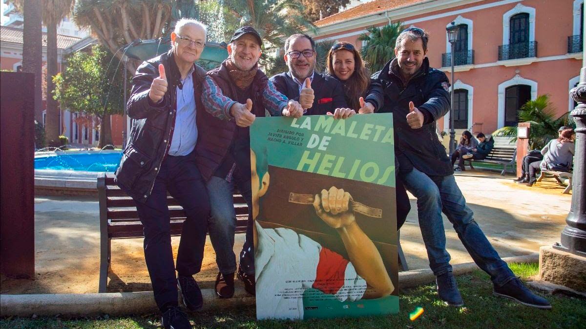 Vicente Fernández, Javier Anguro (director), Helio A. Estévez (hijo de Helios) y los productores. | EUROPA PRESS