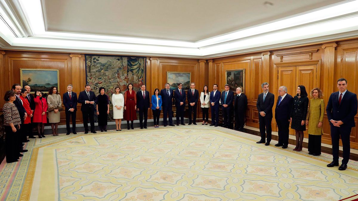 El presidente del Gobierno, Pedro Sánchez, preside la jura de ministros de su nuevo gobierno durante un acto celebrado en el Palacio de Zarzuela . | POOL