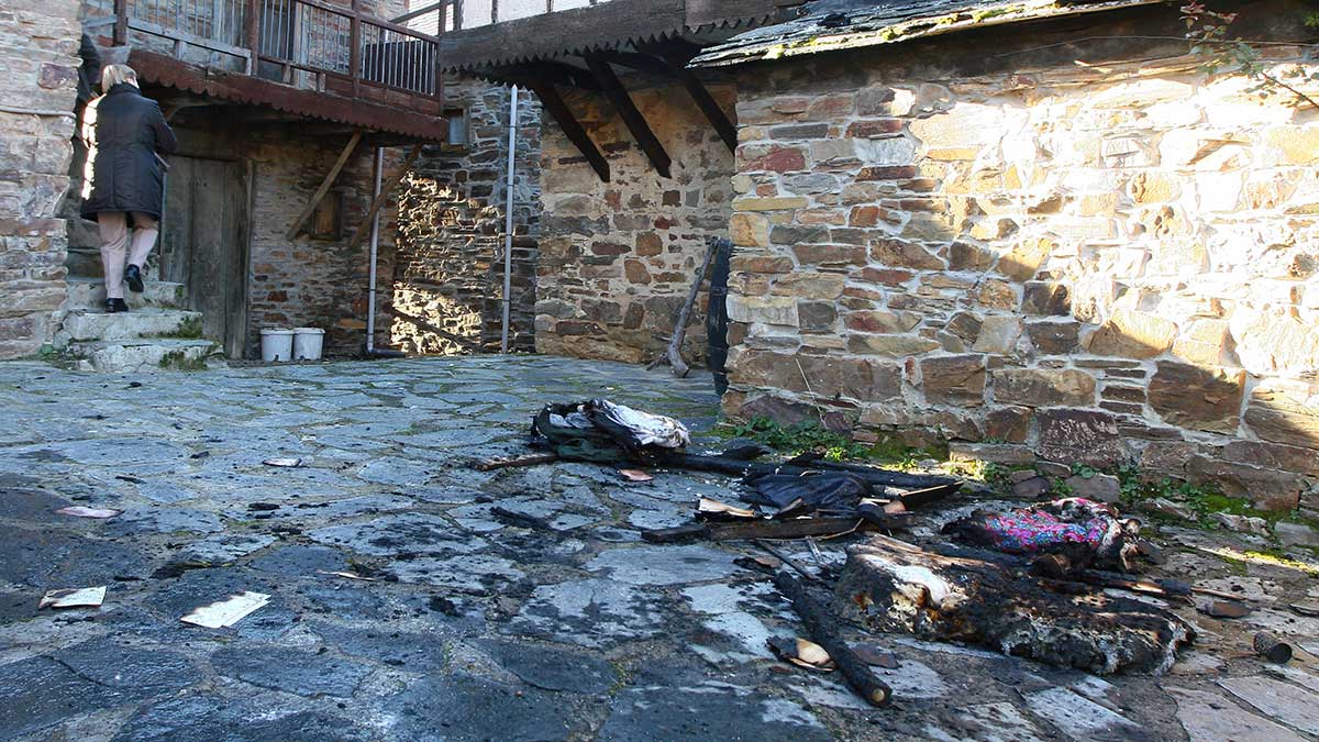 Los Bomberos de Ponferrada tuvieron que actuar en un fuego en la pequeña localidad de Espinoso de Compludo. | CÉSAR SÁNCHEZ (ICAL)