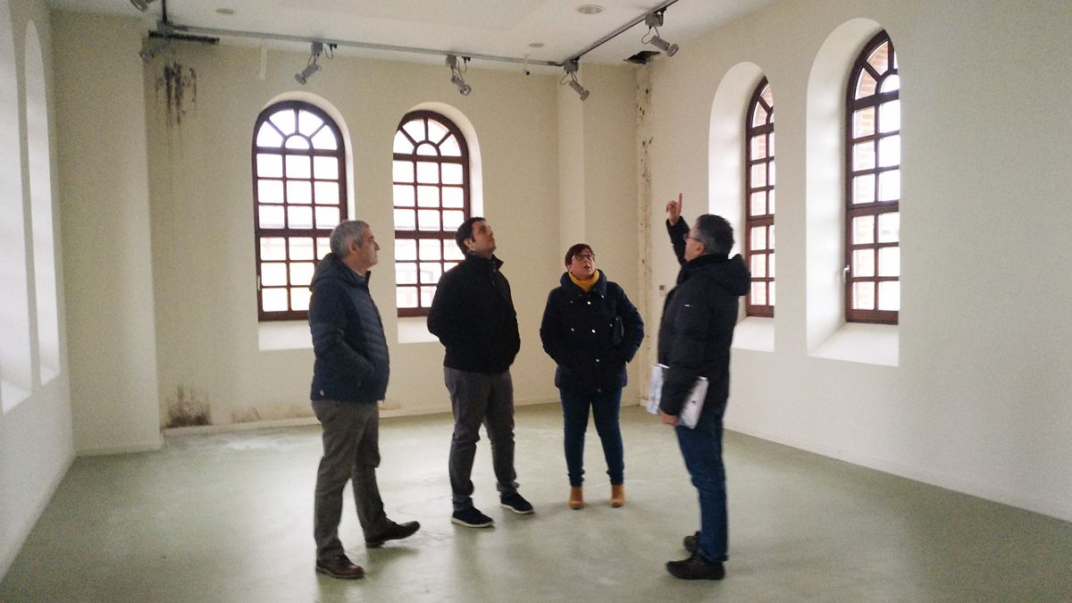 Camino Cabañas y Benjamín Fernández, este martes con los técnicos de la constructora en el edificio Araú. | L.N.C.