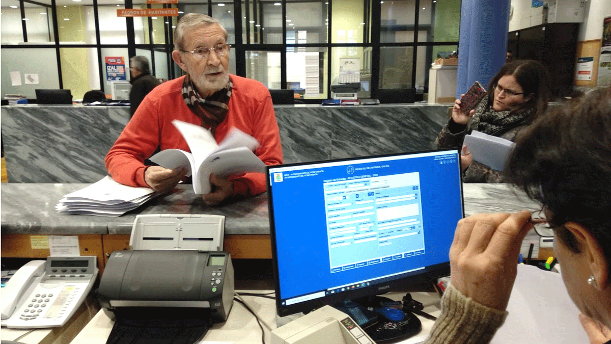 Carballo presentando este martes las firmas y las alegaciones contra las tasas en el Registro de Ponferrada. | L.N.C