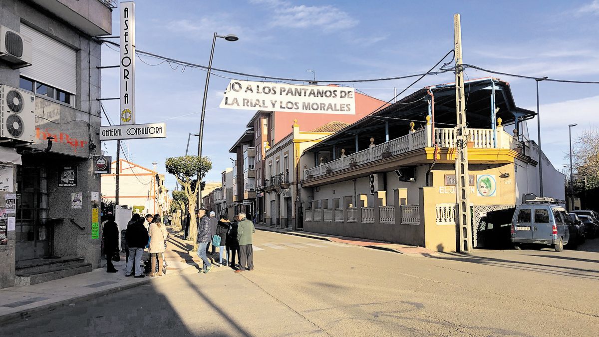 Imagen de una de las pancartas contra los pantanos, en Carrizo. | P.F.