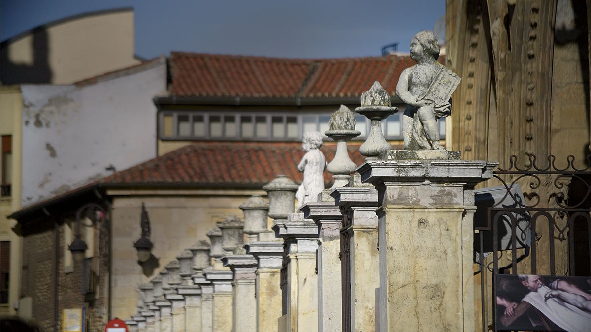 Las figuras anónimas de la verja de la Catedral. | MAURICIO PEÑA