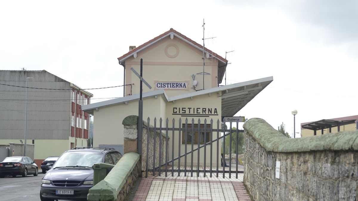 La estación de tren de Cistierna en una imagen de archivo. | MAURICIO PEÑA