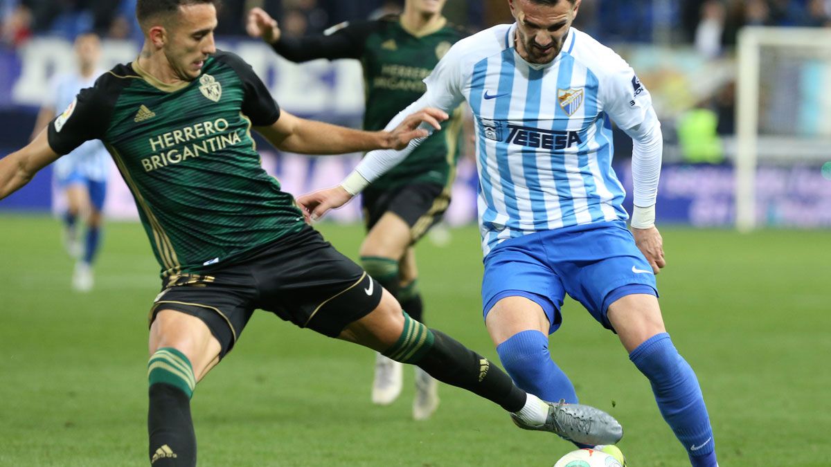 Russo intenta cortar el balón durante un ataque del Málaga en el partido del martes. | SALVADOR SALAS (DIARIO SUR)