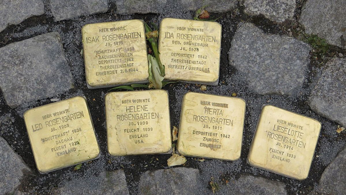 Adoquines Stolpersteine en la ciudad de Witten, en Alemania, en una imagen recogida por Wikipedia.