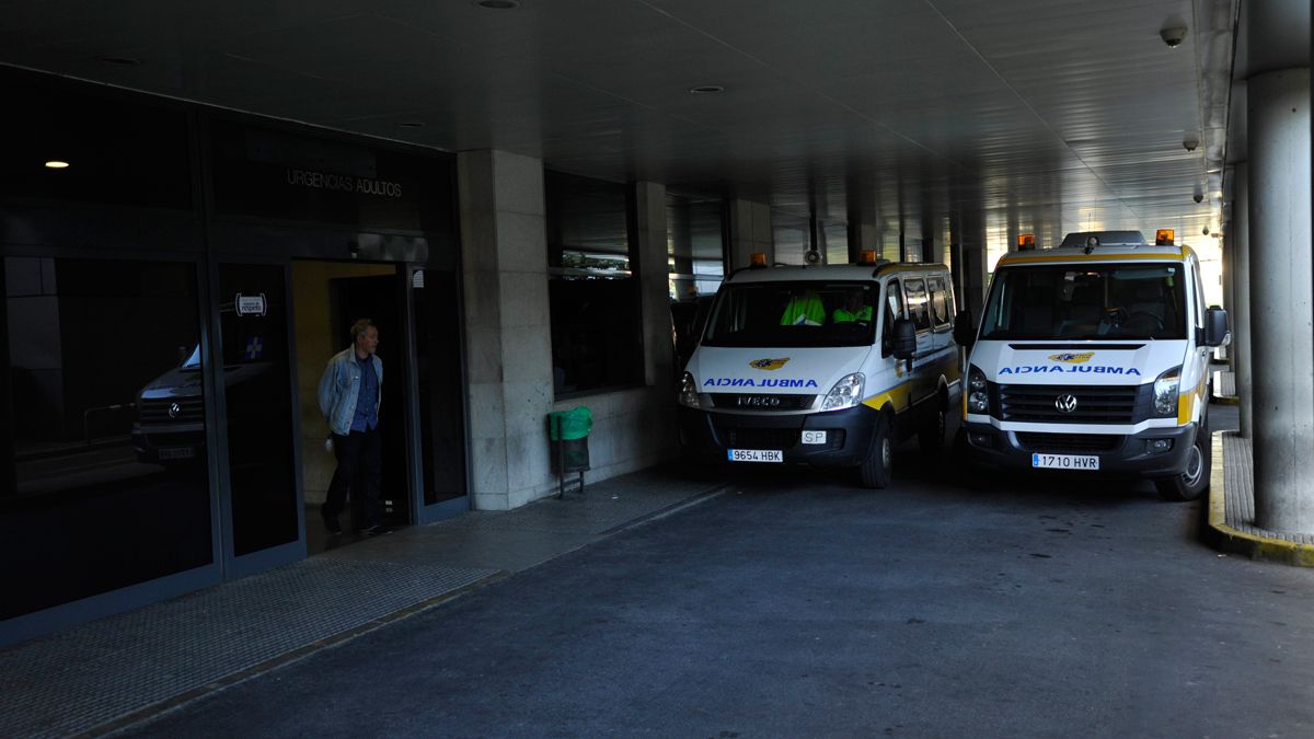 El servicio de Urgencias del Complejo Asistencial Universitario de León está actualmente a pleno rendimiento por la gripe. | DANIEL MARTÍN