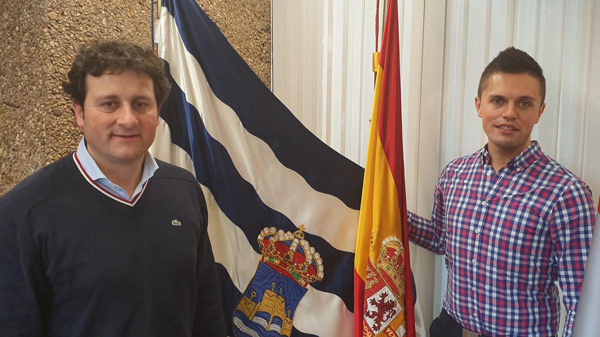 Manuel García y Andrés Valbuena, este jueves en el Ayuntamiento de Villaquilambre. | L.N.C.