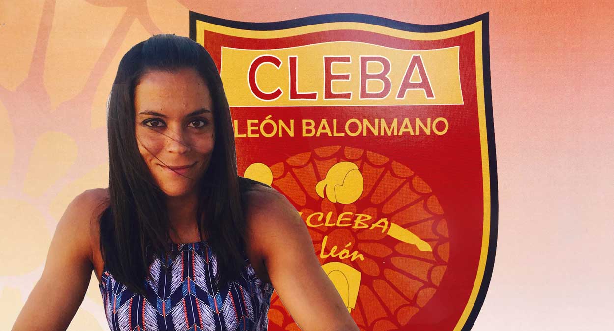 Raquel Caño firmó su renovación para continuar al menos un año más en el Carobels Cleba. | L.N.C.