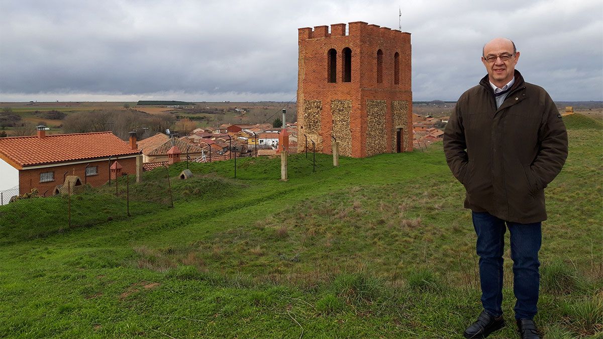 El alcalde en el lugar en el que prevé la instalación de un mirador sobre la Vega del Esla. | L.N.C.