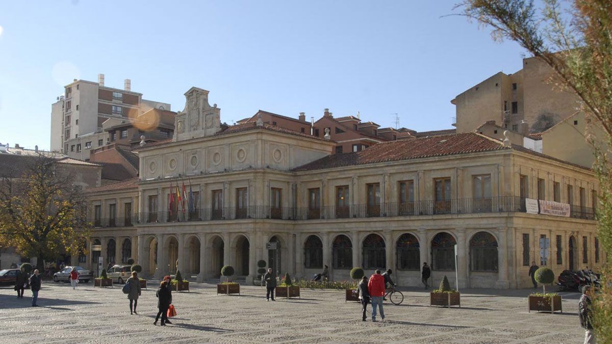 Imagen exterior de la sede que el Ayuntamiento de León tiene en la emblemática plaza de San Marcelo. | DANIEL MARTÍN