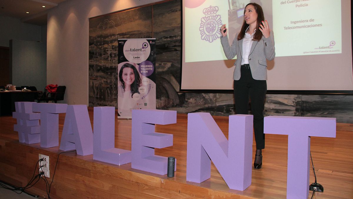 La inspectora de Policía María Riesco ofrece una Masterclass del proyecto Stem Talent Girl en León. | ICAL