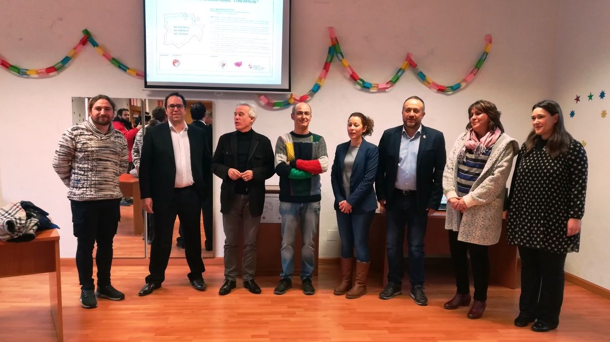 Luis Domingo González, junto a ponentes y representantes de los colectivos, en la jornada de este sábado en Almázcara. | D.M.