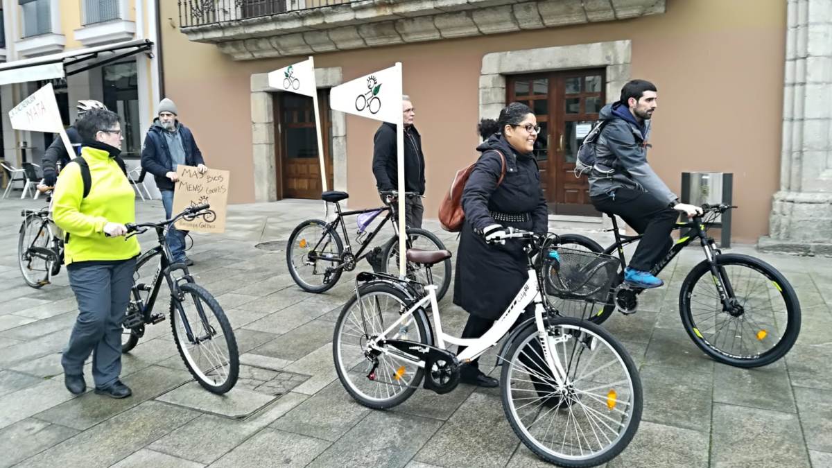 Los activistas del movimiento ‘Bici Crítica’, que salieron ayer a las calles de Ponferrada. I D.M.