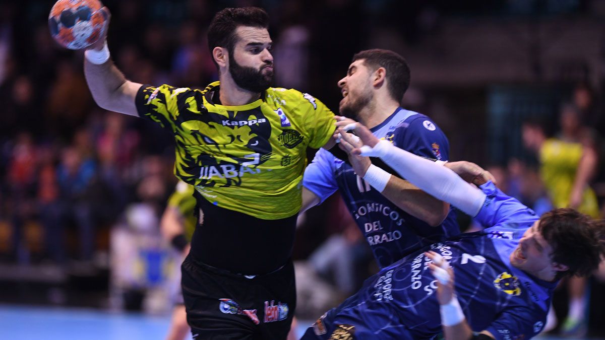 Marchán lanza en el choque de liga frente al Cangas. | JAVIER QUINTANA