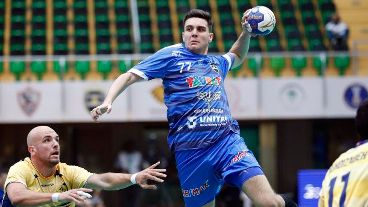 Aizen lanza a portería durante un partido de la Superglobe. | IHF Aizen lanza a portería durante un partido de la Superglobe. | IHF