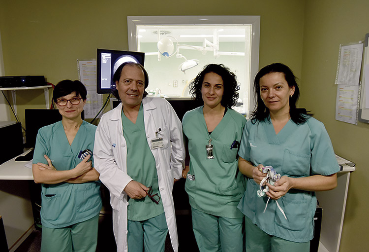 El doctor Felipe Fernández Vázquez, con las cardiólogas de Electrofisiología.