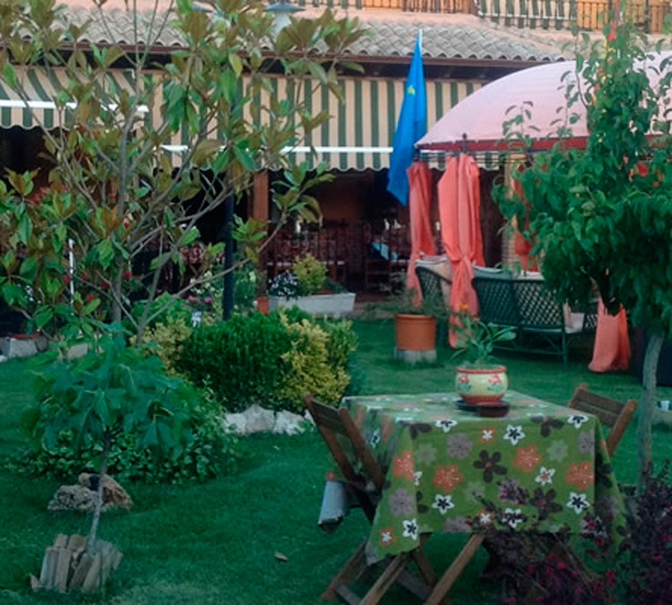 Terraza del restaurante La Asturiana. | HOSTAL RURAL LA ASTURIANA