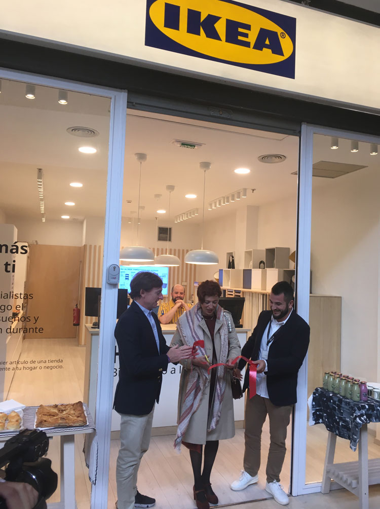Alfonso Colino, gerente del centro comercial, Susana Travesí, edil del Ayuntamiento de León, y Gerardo Pino, de Ikea Asturias.